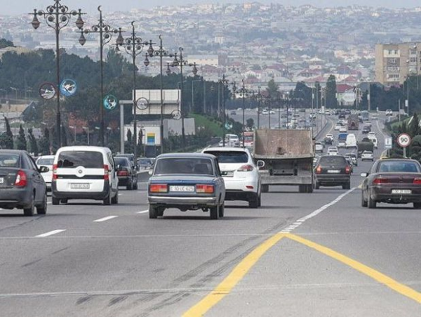 Suraxanı rayonunda yol kənarında dayanan qadın polis bölməsinə aparıldı
